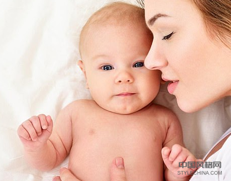 奶瓶喂養(yǎng)的嬰兒更有可能是左撇子！無論你是否母乳喂養(yǎng)是20％“左撇子”主導(dǎo)手性的關(guān)鍵因素 中國風(fēng)格網(wǎng),stylechina.com