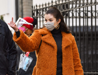 賽琳娜·戈麥斯（Selena Gomez）在最近的演出現(xiàn)場(chǎng)被狗仔隊(duì)拍了下來(lái) 中網(wǎng)時(shí)尚,stylechina.com